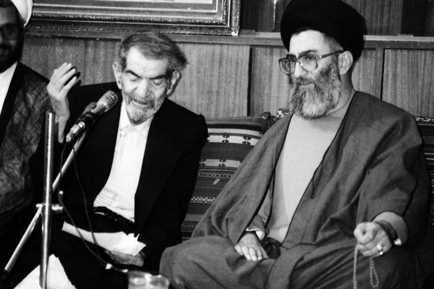 عکس تاریخی استاد شهریار هنگام شعرخوانی در محفلی رسمی